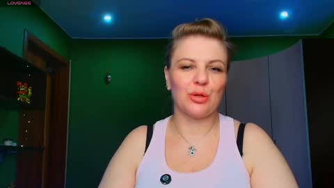 Snapshot of leona_tracie chatting on May 20, 2026, 6:58 pm Leona tracie online show from May 20, 2026, 6:58 pm