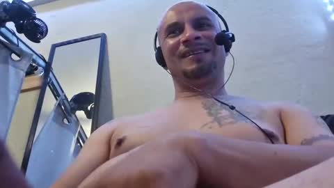 Snapshot of leonar0101 chatting on December 11, 2024, 4:28 am leonar0101 online show from December 11, 2024, 4:28 am