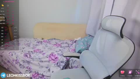 Snapshot of leonkissboy chatting on April 1, 2026, 10:05 am leonkissboy online show from April 1, 2026, 10:05 am