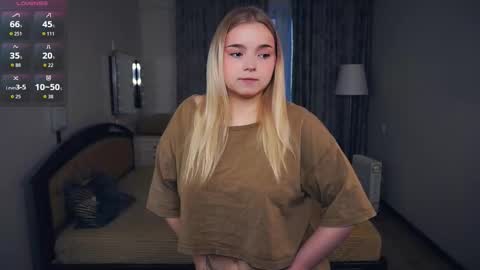 Hello everyone Im Lora Its my first day Were going to have fun together online show from October 20, 2025, 5:08 am