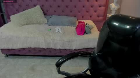 Snapshot of leslieanddrako chatting on August 1, 2026, 11:25 pm L E S L E Y AND D R A K O online show from August 1, 2026, 11:25 pm