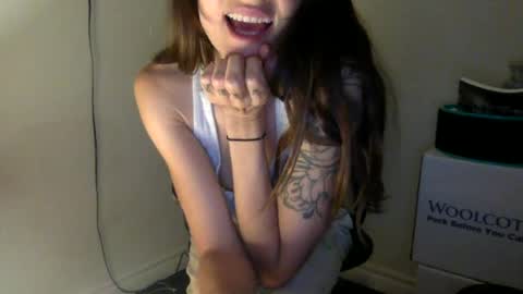 Snapshot of letjennybe chatting on June 18, 2026, 2:34 am strawberrywatermelonpink22 online show from June 18, 2026, 2:34 am