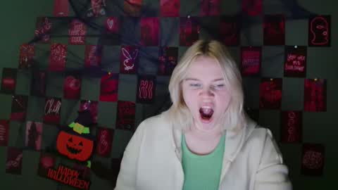 Leyla online show from October 7, 2025, 6:43 am