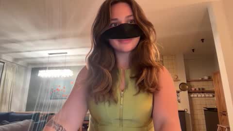 Leyla online show from September 13, 2025, 4:51 pm