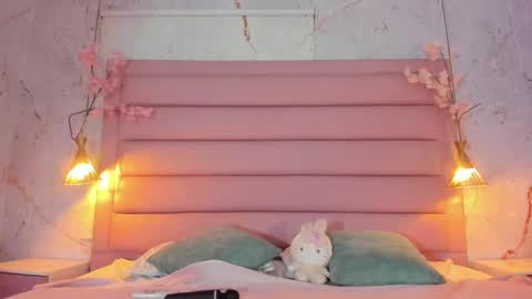 LEZY online show from October 7, 2025, 7:44 pm