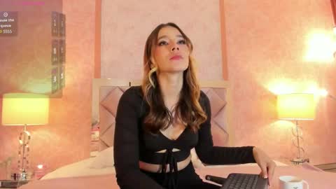 LEZY online show from November 18, 2025, 7:51 pm