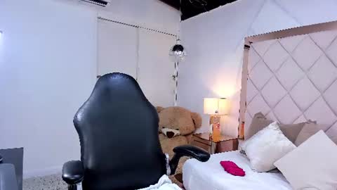Snapshot of lia_damasco chatting on July 12, 2026, 7:27 pm Lia online show from July 12, 2026, 7:27 pm