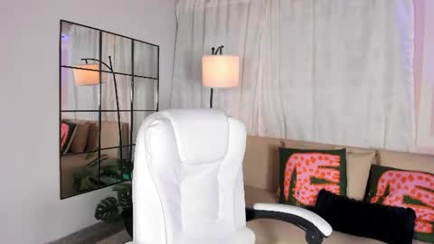 Snapshot of liaamoon_ chatting on June 17, 2026, 12:18 pm Lia online show from June 17, 2026, 12:18 pm