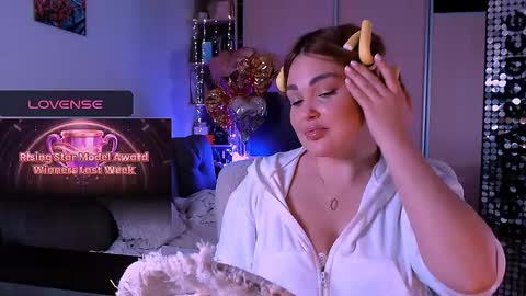 libra_mia online show from December 1, 2025, 6:51 am