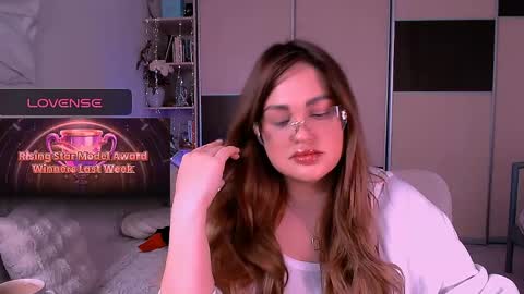 libra_mia online show from April 13, 2026, 11:48 am