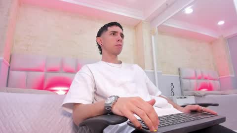 Snapshot of liiamhudson_ chatting on February 22, 2025, 4:40 am L I I A M online show from February 22, 2025, 4:40 am