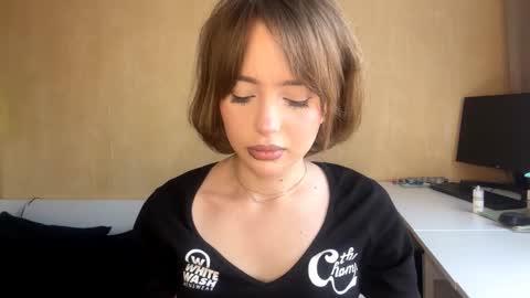 Snapshot of lil_glow chatting on January 15, 2026, 11:04 am Lily online show from January 15, 2026, 11:04 am