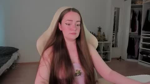 Snapshot of lil_happiness chatting on July 5, 2026, 1:29 pm for free registration 3 online show from July 5, 2026, 1:29 pm