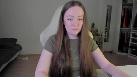 Snapshot of lil_happiness chatting on August 8, 2026, 9:39 pm for free registration 3 online show from August 8, 2026, 9:39 pm