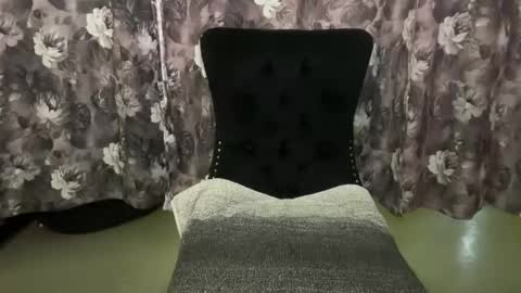 MOMMA LUV online show from November 1, 2025, 2:46 am