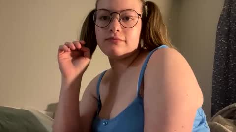 lilaccandy online show from November 14, 2025, 2:32 am