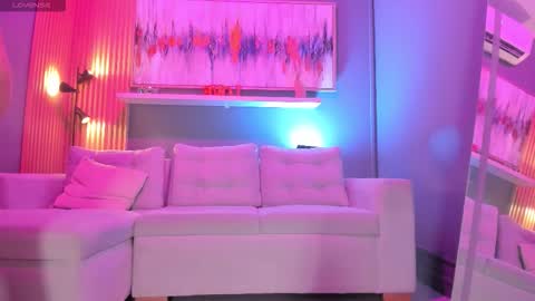 holis soy lily chang no olvides el pulgar arriba es muy importante para mi 3 independent model online show from February 4, 2026, 7:42 pm