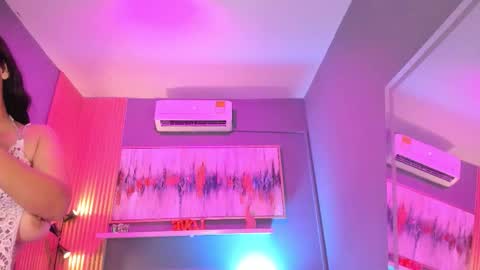 holis soy lily chang no olvides el pulgar arriba es muy importante para mi 3 independent model online show from February 13, 2026, 7:54 pm