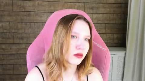 LiliLinn online show from June 26, 2026, 4:28 am