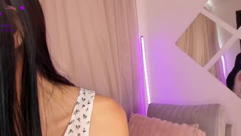 Snapshot of lilily_lv chatting on June 1, 2026, 1:24 pm Lilly online show from June 1, 2026, 1:24 pm