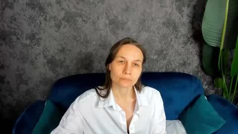 lillian_white1 online show from February 23, 2025, 10:28 am