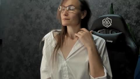 lillian_white1 online show from October 5, 2025, 12:20 am