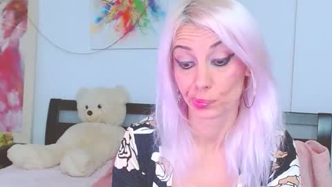 Lara online show from October 19, 2025, 9:04 pm