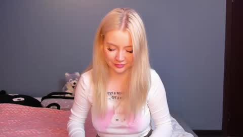 lillie_berry online show from April 15, 2026, 4:41 am