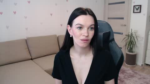 lilliyves online show from April 7, 2026, 9:43 am