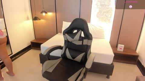 L I L L Y online show from September 12, 2025, 12:27 pm