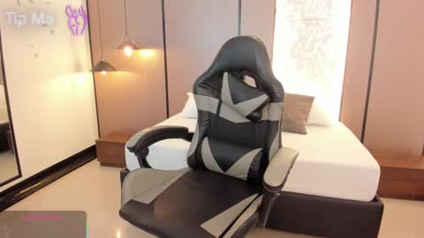 L I L L Y online show from October 15, 2025, 12:27 pm