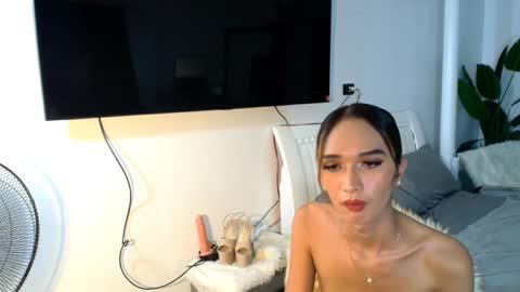 Snapshot of lillyholland_xx chatting on February 20, 2025, 8:39 am lillyholland online show from February 20, 2025, 8:39 am