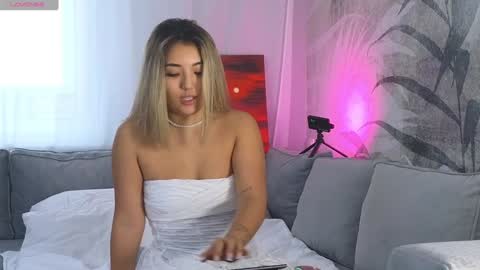 Snapshot of lily_foster_ chatting on December 12, 2024, 7:30 am Lily online show from December 12, 2024, 7:30 am