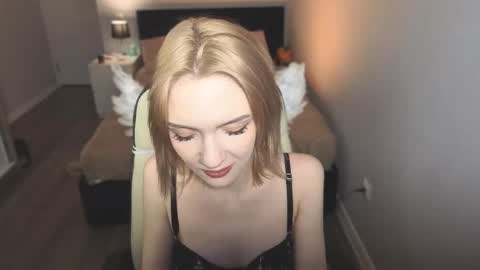 Snapshot of lily_moony chatting on February 22, 2026, 12:58 pm Lily online show from February 22, 2026, 12:58 pm