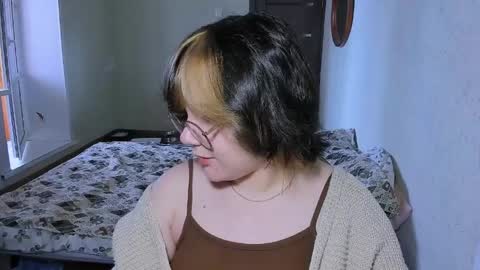 Snapshot of lily_violettt chatting on April 8, 2026, 12:49 pm Lily online show from April 8, 2026, 12:49 pm
