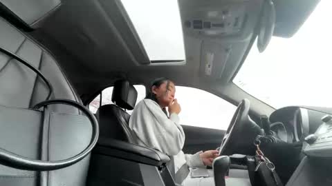 lilypowpow online show from March 24, 2026, 8:25 pm