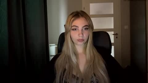 Snapshot of lilysweetgirl chatting on June 4, 2026, 4:24 pm Lily online show from June 4, 2026, 4:24 pm