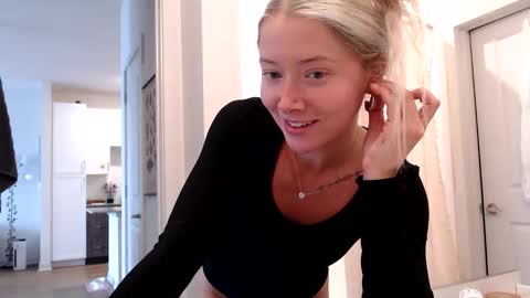 Lily Monroe online show from October 26, 2025, 7:31 pm