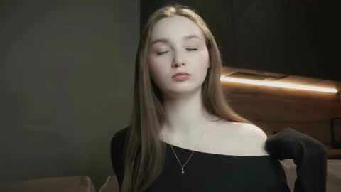 Lina online show from November 28, 2025, 5:26 pm