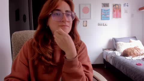 Snapshot of linda_giggle chatting on December 10, 2024, 7:43 pm Giggles  online show from December 10, 2024, 7:43 pm