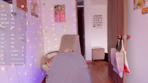 Snapshot of linda_giggle chatting on September 18, 2025, 2:19 pm Giggles  online show from September 18, 2025, 2:19 pm