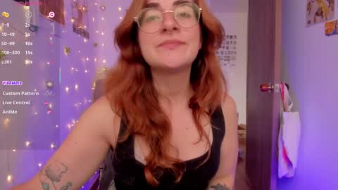 Snapshot of linda_giggle chatting on October 3, 2025, 12:35 pm Giggles  online show from October 3, 2025, 12:35 pm
