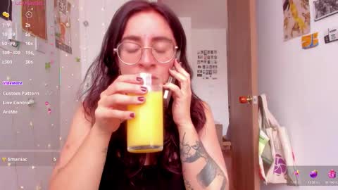 Snapshot of linda_giggle chatting on October 15, 2025, 2:06 pm Giggles  online show from October 15, 2025, 2:06 pm
