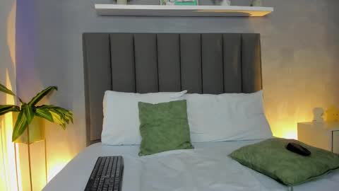 L I N D A online show from November 22, 2025, 3:49 am