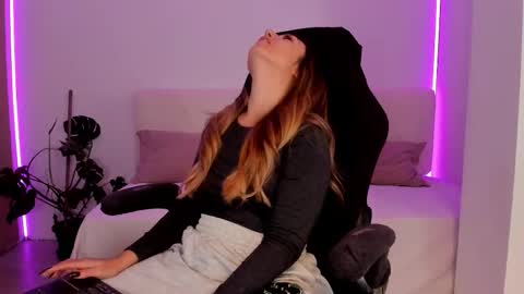 Linda  --  online show from November 7, 2025, 5:13 pm