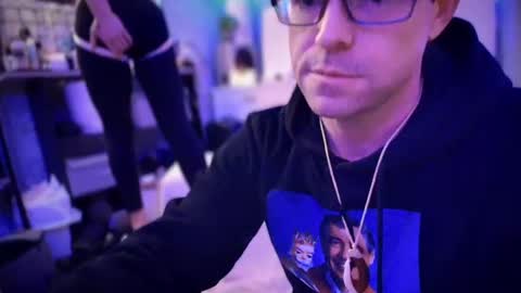 linuxgirlsudosu online show from February 4, 2025, 8:13 am