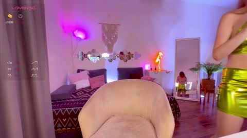 Lisa  online show from September 9, 2025, 3:33 pm