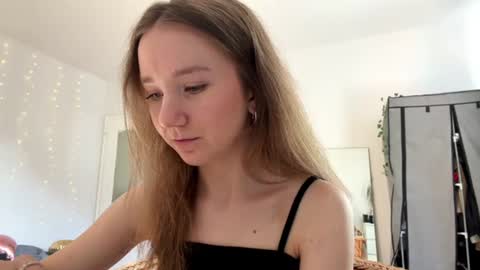 Snapshot of lisasmall chatting on June 14, 2026, 4:09 pm lisasmall online show from June 14, 2026, 4:09 pm