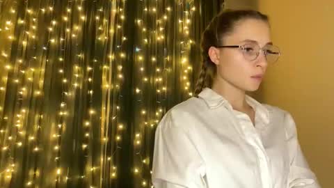 Snapshot of litle_girl05 chatting on November 20, 2025, 6:07 pm LUNA online show from November 20, 2025, 6:07 pm
