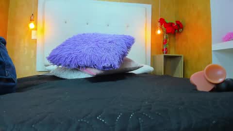 Snapshot of little_jenni chatting on December 24, 2024, 12:44 pm   online show from December 24, 2024, 12:44 pm